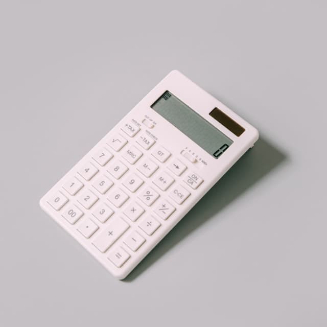 Calculatrice posée sur un bureau